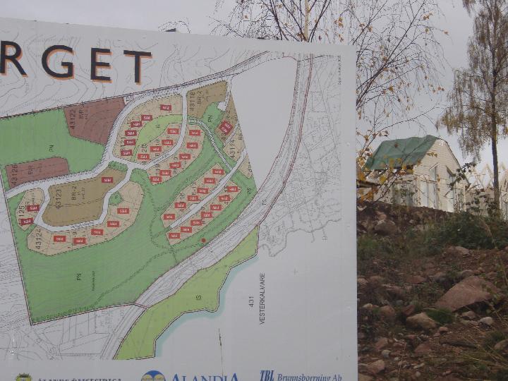 info om tomter samt vattenskydd av byggnad 43115, tomt 3.JPG - Infoskylt samt vattenskydd av byggnad.